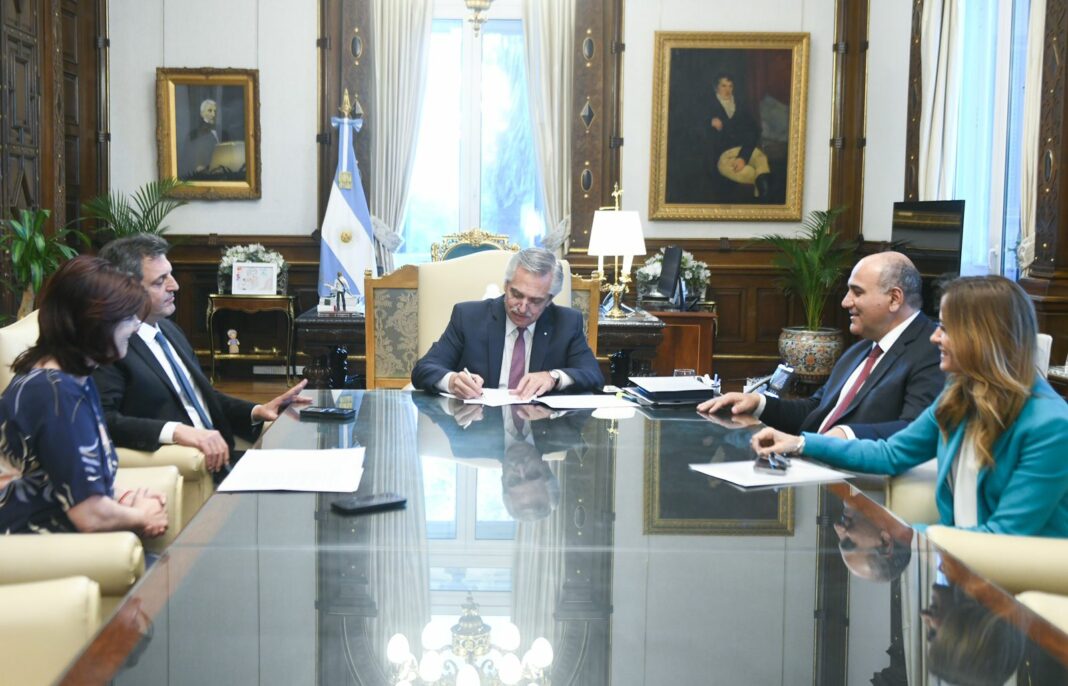 El presidente Alberto Fernández firmó un decreto para limitar la incorporación de beneficiarios a los planes sociales.