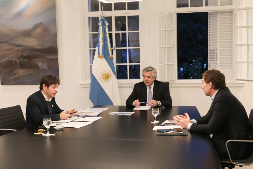 El gobernador bonaerense, Axel Kicillof, y el diputado nacional del PRO, Diego Santilli, junto al jefe de Estado, Alberto Fernández.