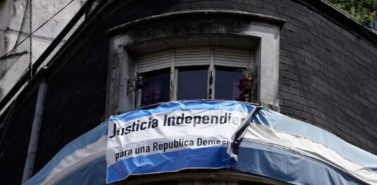 Legisladoras porteñas del Frente de Todos solicitaron que se investigue las conexiones entre la vecina de Cristina Kirchner y la agrupación Revolución Federal.