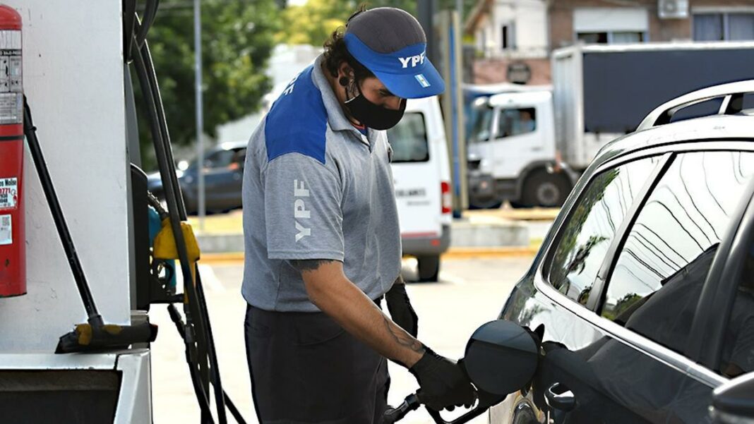 YPF aumentó desde este domingo los precios de sus combustibles en un 4% promedio en todo el país.