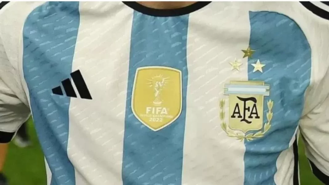Adidas sacará a la venta la nueva camiseta de la Selección Argentina con 3 estrellas, que estará disponible en sus tiendas físicas y virtuales.