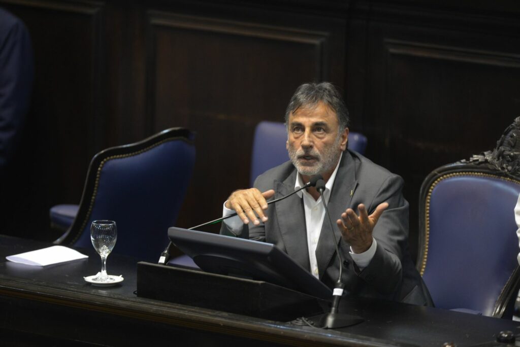 Minutos antes de las 12 de la noche el vicepresidente de la Cámara de Diputados, Rubén Eslaiman, pidió un cuarto intermedio. 
