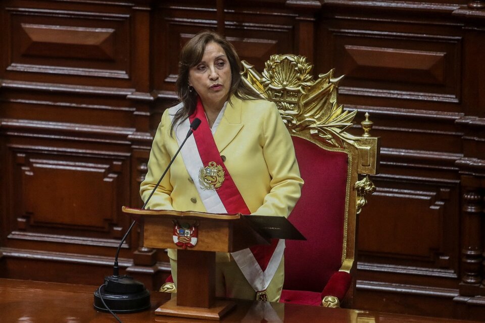 Dina Boluarte juró ante el pleno del Congreso como la primera presidenta de la historia de Perú.