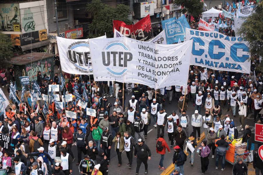 Los piqueteros oficialistas marchan al centro porteño denunciando el “ajuste” en el programa Potenciar Trabajo.