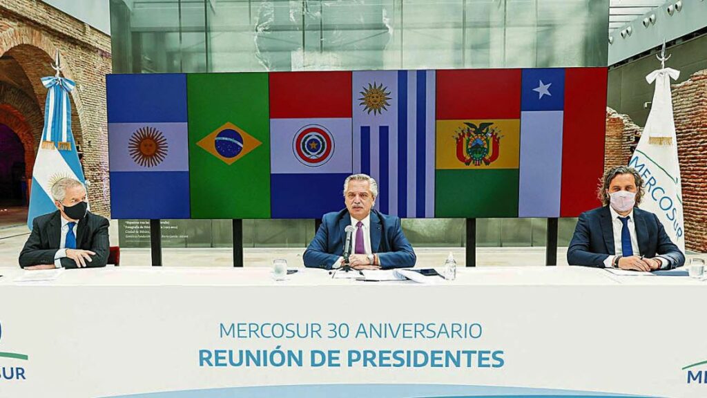 El presidente Alberto Fernández asistirá a la cumbre del Mercosur en medio de las tensiones con la cancillería de Uruguay.