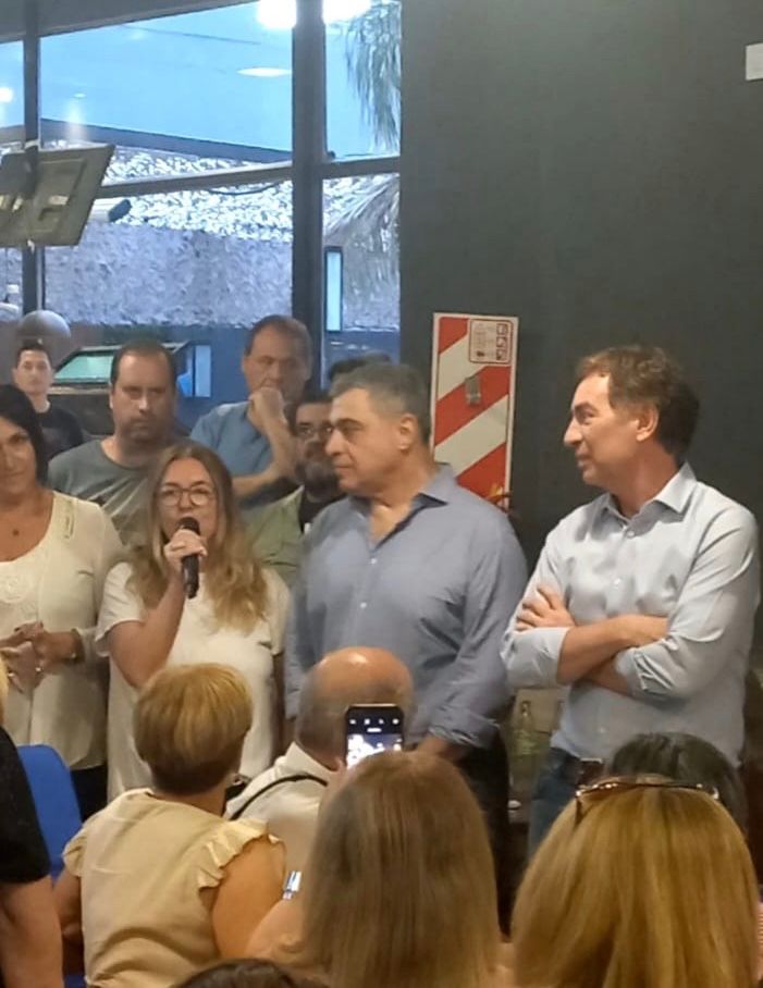 La senadora bonaerense de Juntos por el Cambio, Claudia Rucci, y el diputado nacional opositor, Diego Santilli, recorrieron las calles de Moreno.