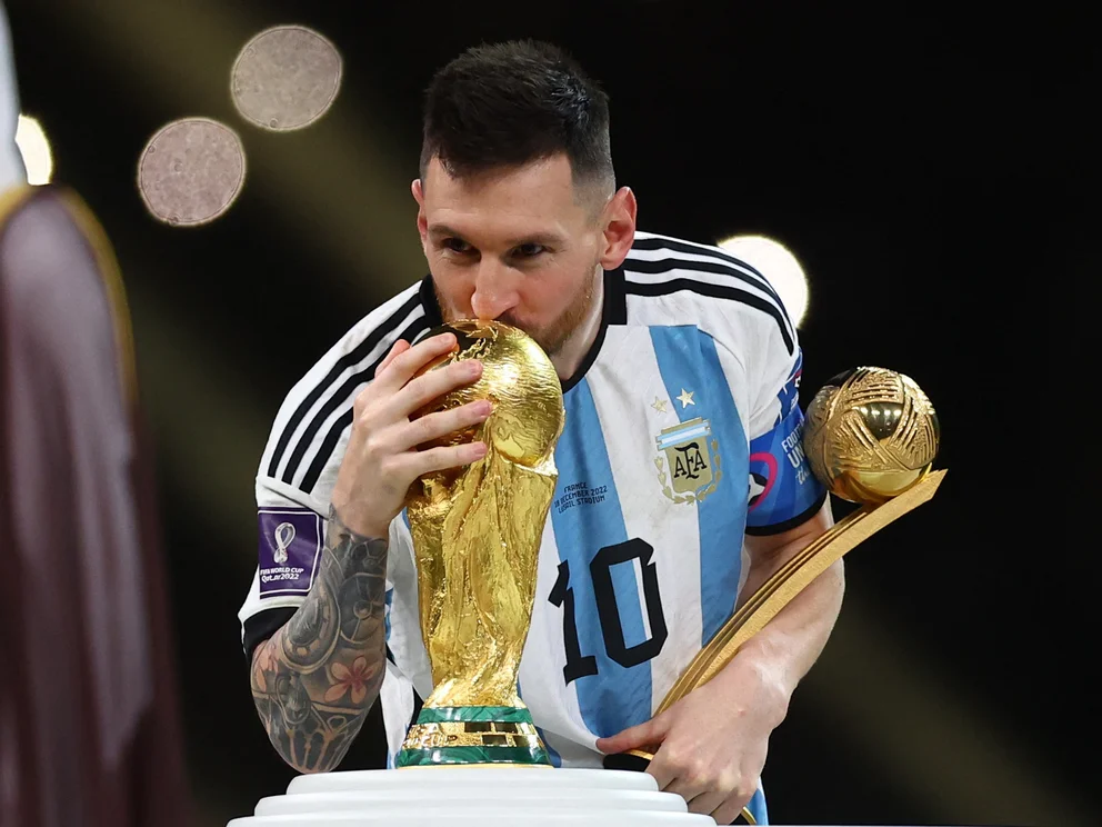 Messi besa la Copa del Mundo, en Qatar 2022. 