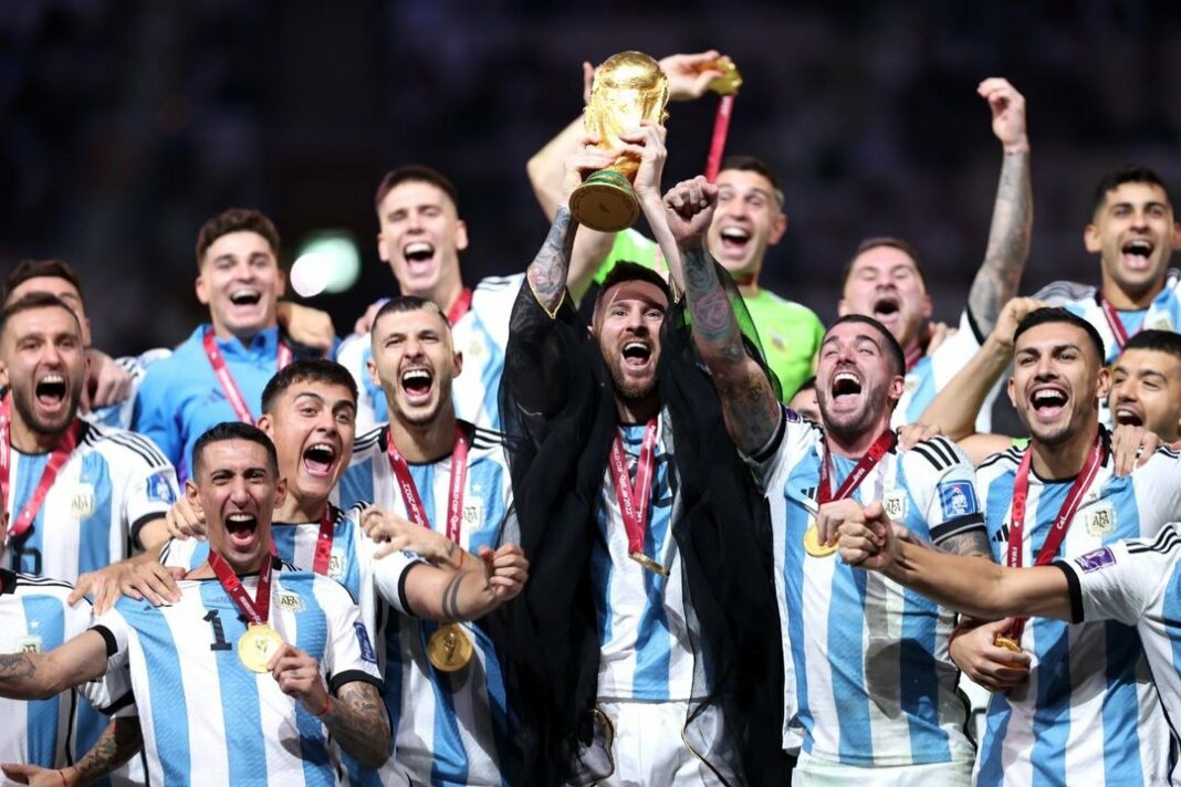 Tras la victoria Argentina, la Selección Nacional campeona del Mundo llega este lunes al Aeropuerto Internacional de Ezeiza.