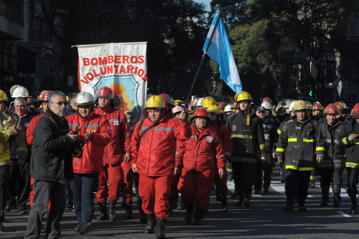 Diputados bonaerenses del radicalismo repudiaron los dichos del Viceministro de Ambiente sobre la capacitación de los bomberos voluntarios.