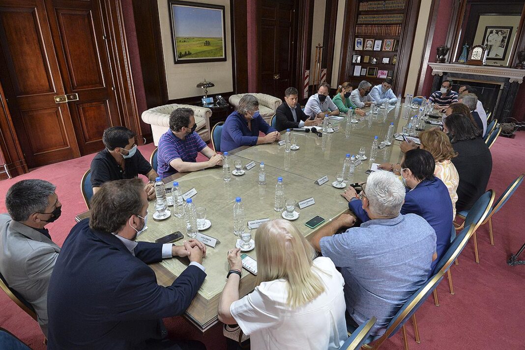 Kicillof convocó a docentes y estatales bonaerenses a una mesa de negociación paritaria