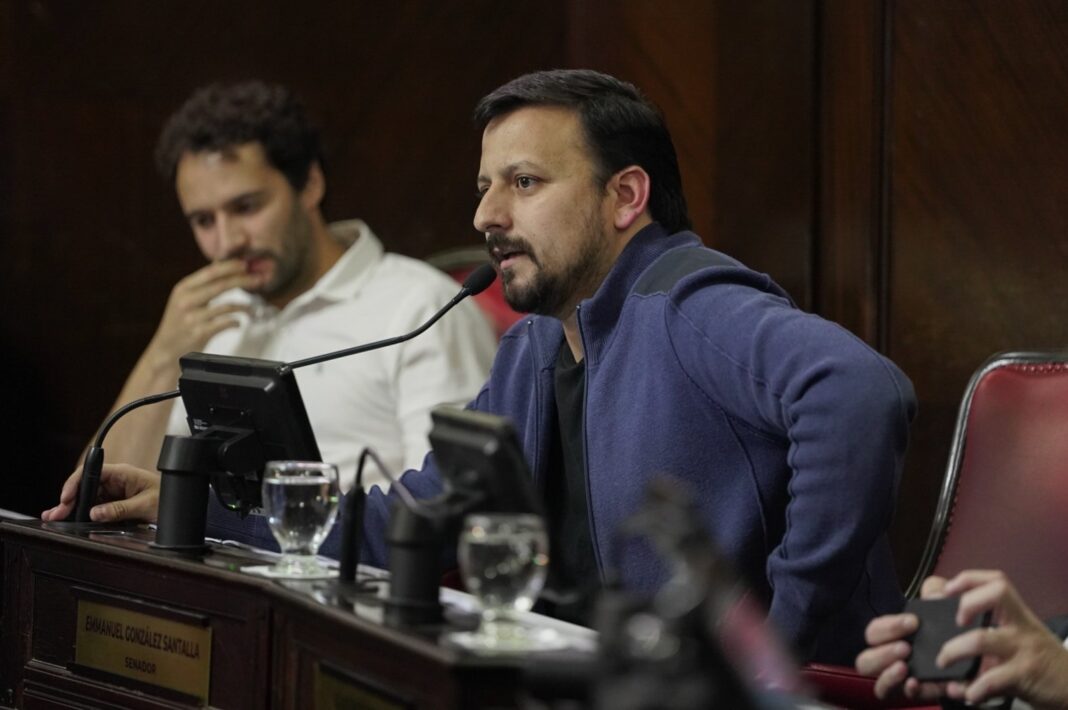 El senador bonaerense de La Cámpora González Santalla criticó a Magnetto, la “mafia de Clarín” y a los “dirigentes que agachan la cabeza”.