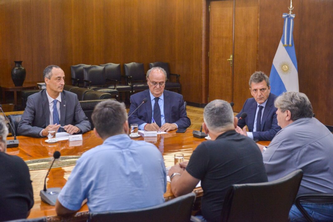 Mercedes-Benz se reunió con autoridades nacionales y anunció la decisión de adquirir un predio de 20 hectáreas en Zarate.