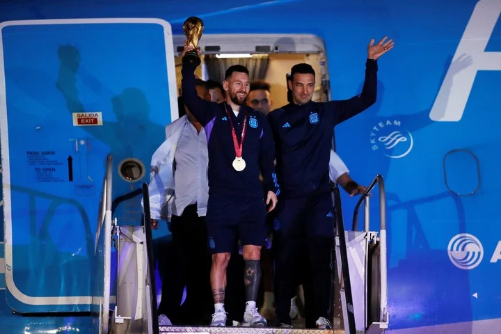 Los campeones del mundo fueron recibidos en la madrugada de este martes por miles de hinchas argentinos.