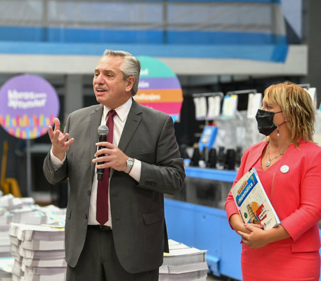 El presidente Alberto Fernández recorre la empresa distribuidora de ejemplares del programa Libros para Aprender.