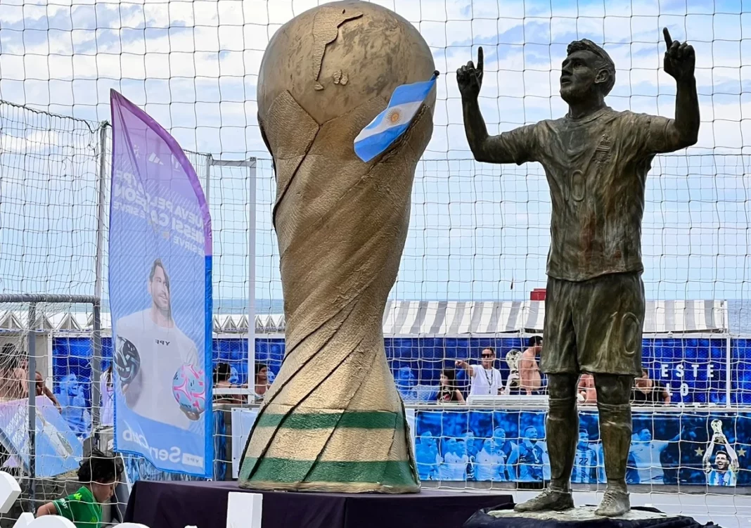 En la ciudad de Mar del Plata primeriaron a todos con una estatua de Lionel Messi con las tres estrellas.