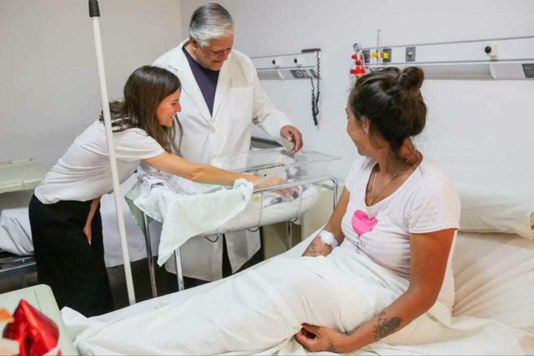La titular de la Administración Nacional de la Seguridad Social (ANSES), Fernanda Raverta, visitó al primer bebé del año en la Provincia.