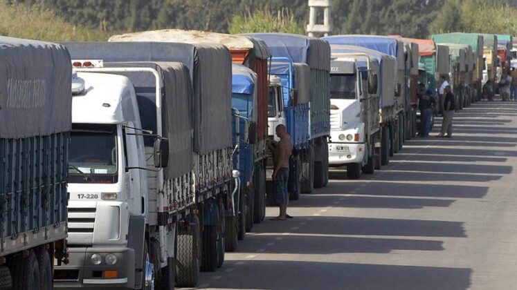 La Dirección de Vialidad de la provincia de Buenos Aires restringirá la circulación de camiones en las rutas bonaerenses por el recambio turístico.
