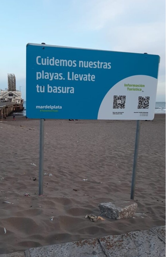 Uno de los pocos carteles del Municipio de Mar del Plata para reducir la contaminación en las playas. 