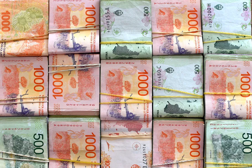 En el Gobierno admiten “conversaciones” para emitir un bilete de mayor denominación, por la pérdida de valor del de $1.000 por la escalada inflacionaria.