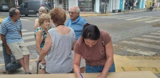 Vecinos de La Plata comenzaron a juntar firmas para que el Gobierno provincial declare la emergencia hídrica y cuestionan el servicio de ABSA.