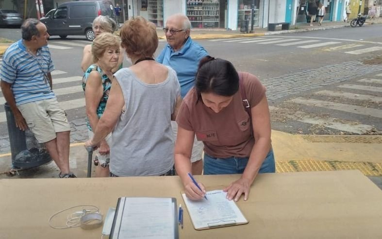 Vecinos de La Plata comenzaron a juntar firmas para que el Gobierno provincial declare la emergencia hídrica y cuestionan el servicio de ABSA.