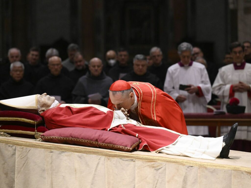 El papa Francisco despidió esta mañana al papa emérito Benedicto XVI . 
