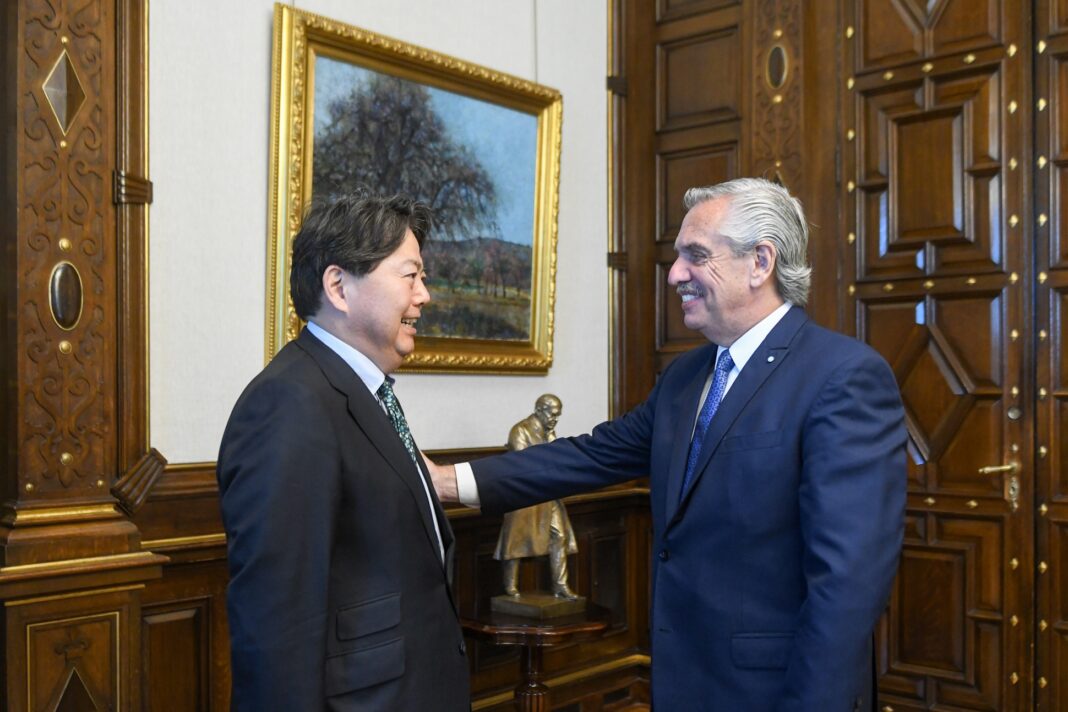 Alberto Fernández y el Canciller de Japón hablaron sobre convertir la relación bilateral entre ambos países en una asociación estratégica global.