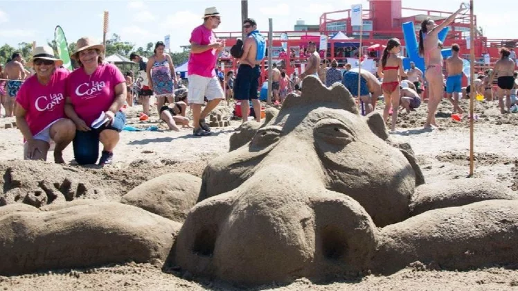 En La Costa se retomó este verano el famoso concurso de castillos de arena con premios que son alucinantes.