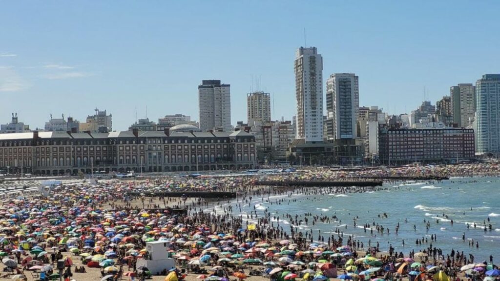 La ciudad más elegida para disfrutar de la primera quincena de enero fue Mar del Plata, que contó con 696.104 turistas.