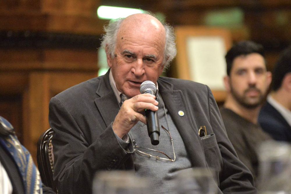 El senador kirchnerista, Oscar Parrilli, se sumó al pedido de Jorge Capitanich para que Alberto Fernández avance por decreto contra la Corte, si es que la oposición bloquea el debate del juicio político en el Congreso nacional.