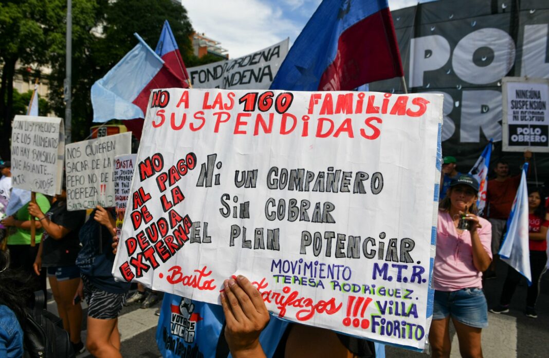Diferentes organizaciones de piqueteros marcharon al Ministerio de Desarrollo Social contra las bajas en el Potenciar Trabajo. “Victoria Tolosa Paz nos condena”, criticaron.