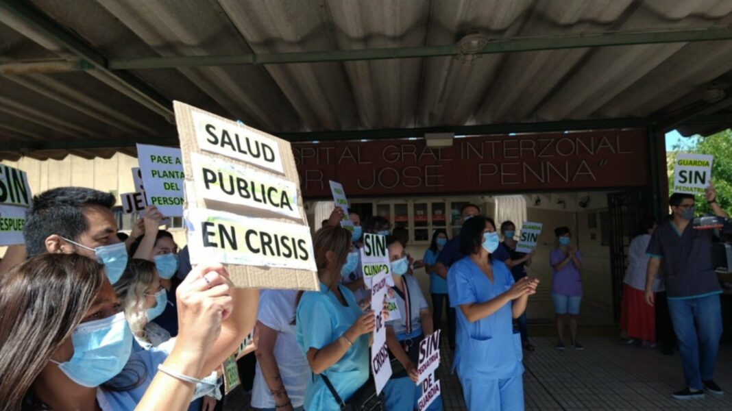 Médicos del Hospital Penna de Bahía Blanca dieron a conocer a la comunidad los graves problemas de personal y de salarios que atraviesan desde antes de la pandemia.