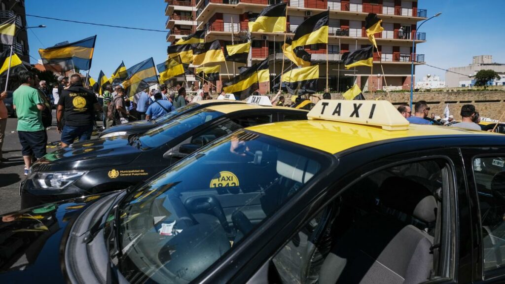 El martes pasado más de 3.000 autos pertenecientes a taxistas y remiseros realizaron cortes de calle por distintas zonas de Mar del Plata.