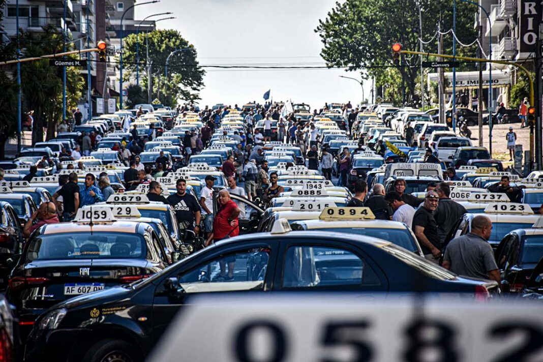 En el medio de las protestas de los taxistas y el enfrentamiento con el intendente de Mar del Plata, un concejal oficialista defendió el uso de las aplicaciones de transporte.