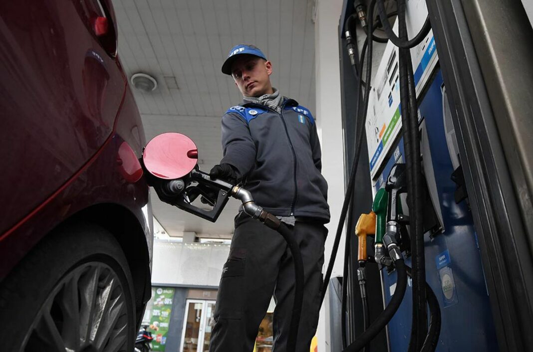 YPF también aumentó un 4% la nafta y el gasoil, como parte del acuerdo de precios que realizaron las empresas de combustibles con el Gobierno nacional.