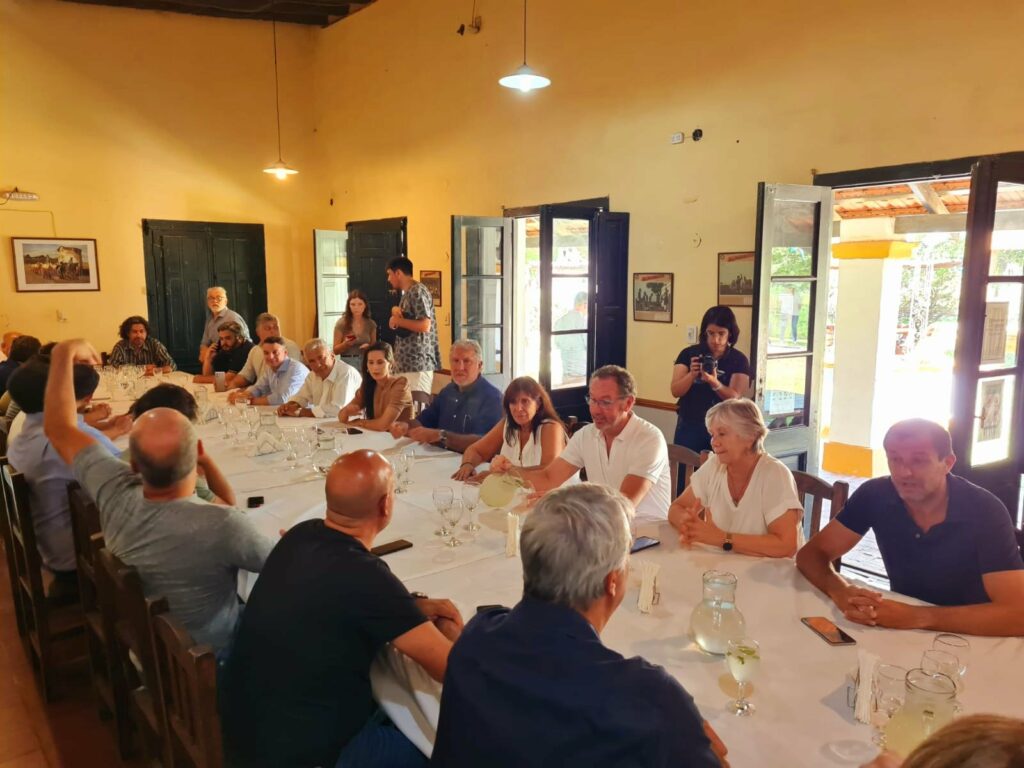 Los senadores del Frente de Todos almorzaron en el restaurante La Cabaña de San Antonio de Areco
