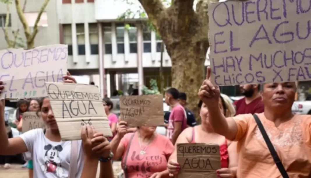 Vecinos de La Plata marcharán a Gobernación por los reiterados cortes de agua de ABSA para reclamar que se declare la emergencia hídrica.