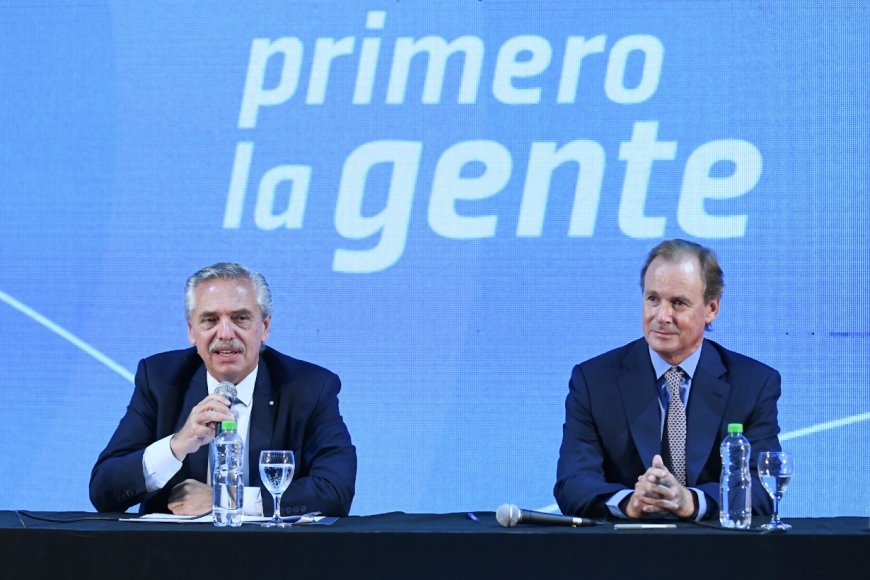 Alberto Fernández entrega la vivienda 85.000 del plan Procrear II en Paraná, Entre Ríos, junto al gobernador Gustavo Bordet.