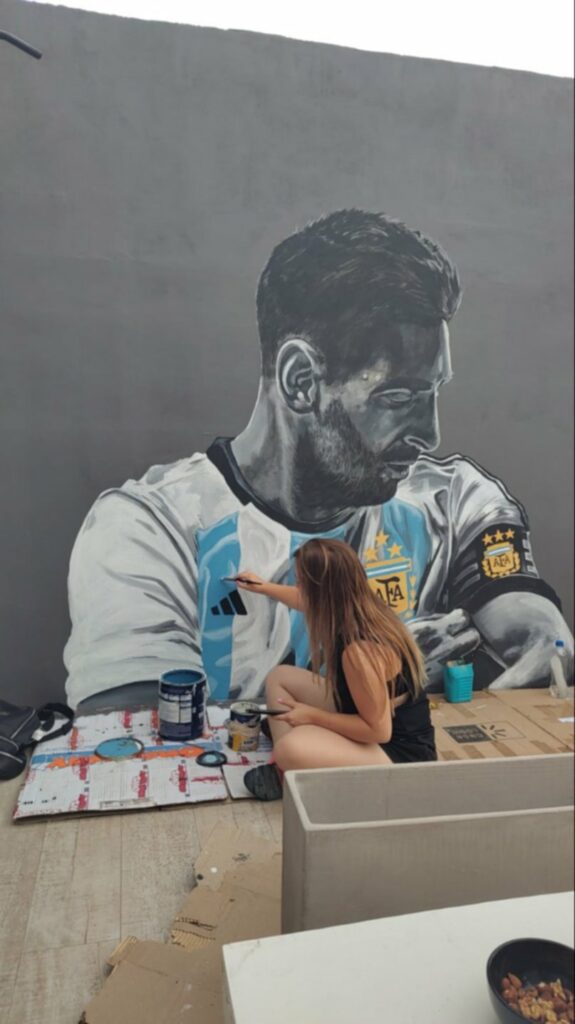 "Esa foto es la Copa América y la editamos para que se parezca a una del Mundial", señaló la autora del mural de Messi en Bahía Blanca.