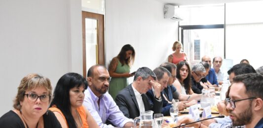 Kicillof se reúne con los estatales bonaerenses para revisar el acuerdo salarial