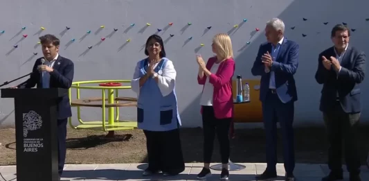 Kicillof inauguró un jardín de infantes en Berisso y criticó a Mauricio Macri.