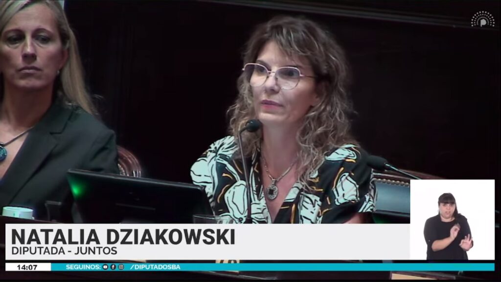 La diputada bahiense Natalia Dziakowski pidió "cuidar la democracia" 