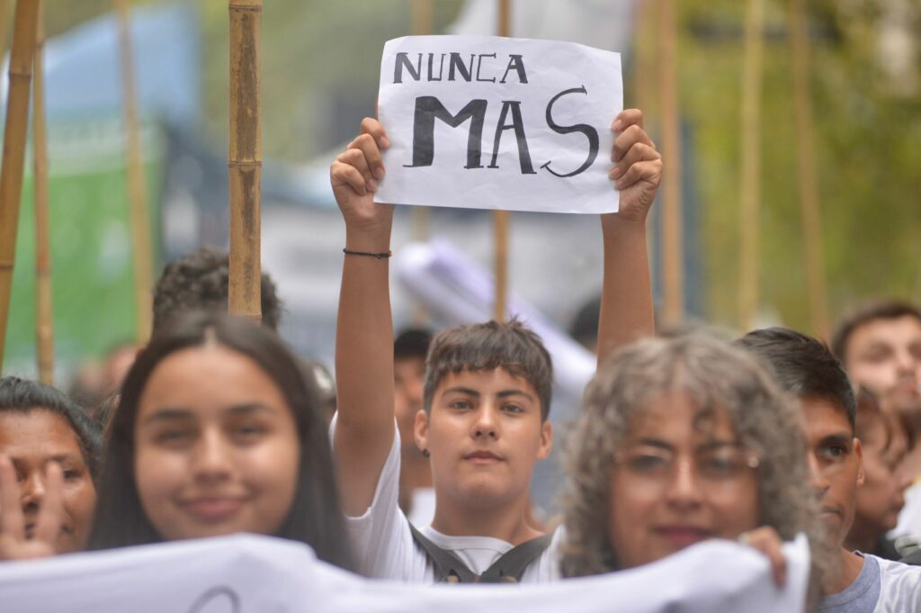 "Nunca Más", fue una consigna generalizada de la marcha por el Día de la Memoria.
