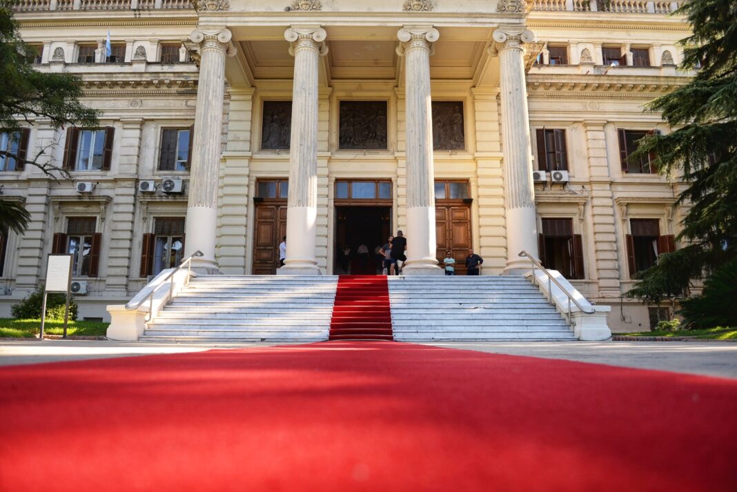 En la Legislatura bonaerense la alfombra roja que esperaba a Kicillof el accidentado miércoles pasado sigue colocada. Por esta horas, rediseñan el operativo de seguridad a contrarreloj.