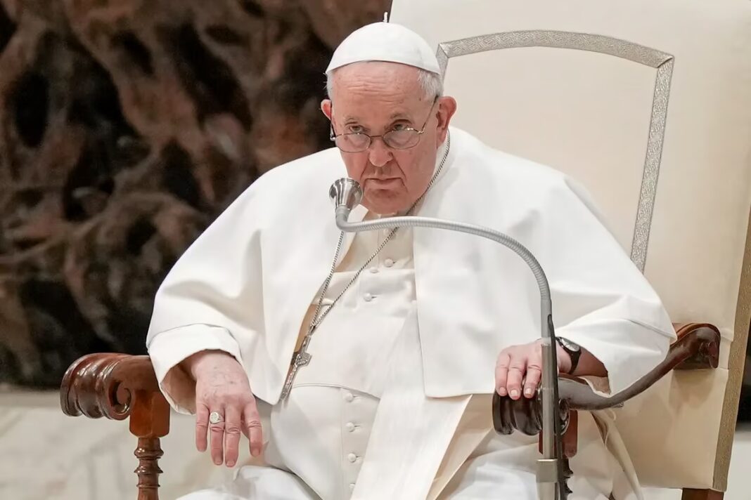El papa Francisco fue internado por una infección pulmonar y se recupera favorablemente.