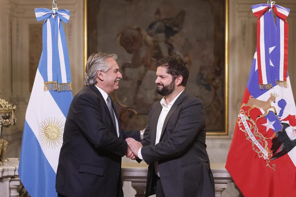 Alberto Fernández viajará a Chile para participar en el homenaje del Abrazo de Maipú y limar asperezas con Boric.