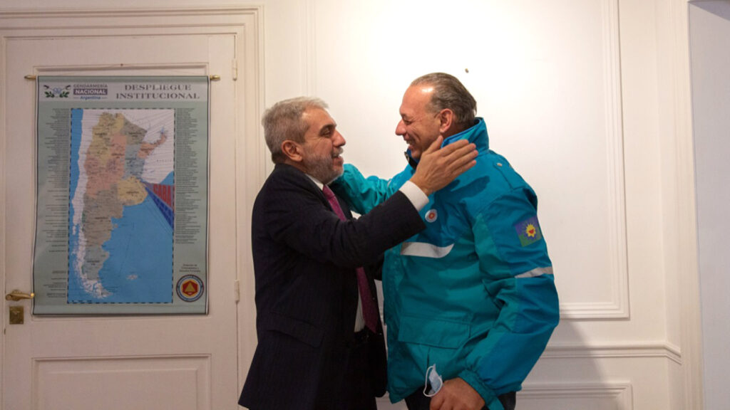 Aníbal Fernández y Sergio Berni saludándose en septiembre de 2021, un año antes del deterioro de su relación