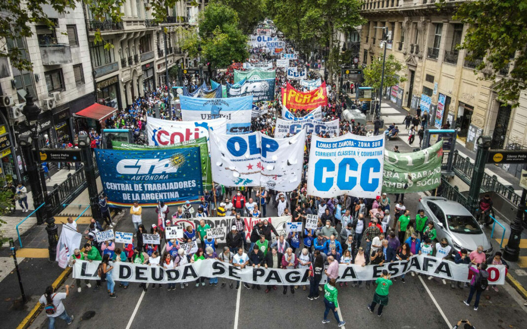 La CTA marcha en rechazo al FMI y en defensa de los derechos de los trabajadores, en el marco del Día del Trabajador.