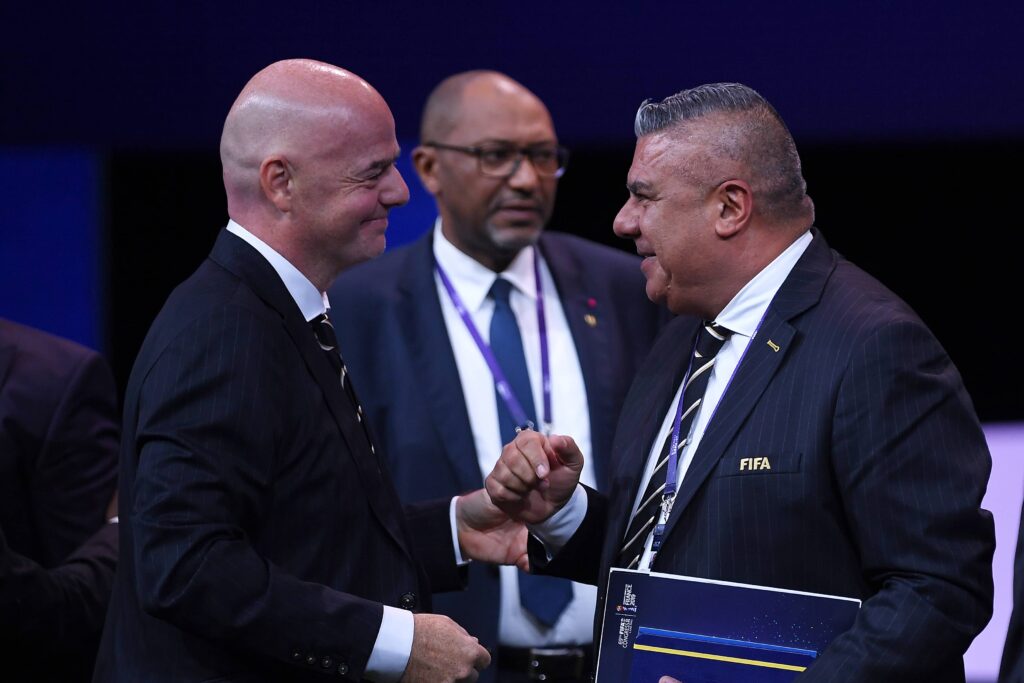 El presidente de la FIFA, Gianni Infantino, felicita al presidente de la AFA, Claudio "Chiqui" Tapia, tras ser galardonado por el triunfo argentino en el Mundial de Fútbol 2022.