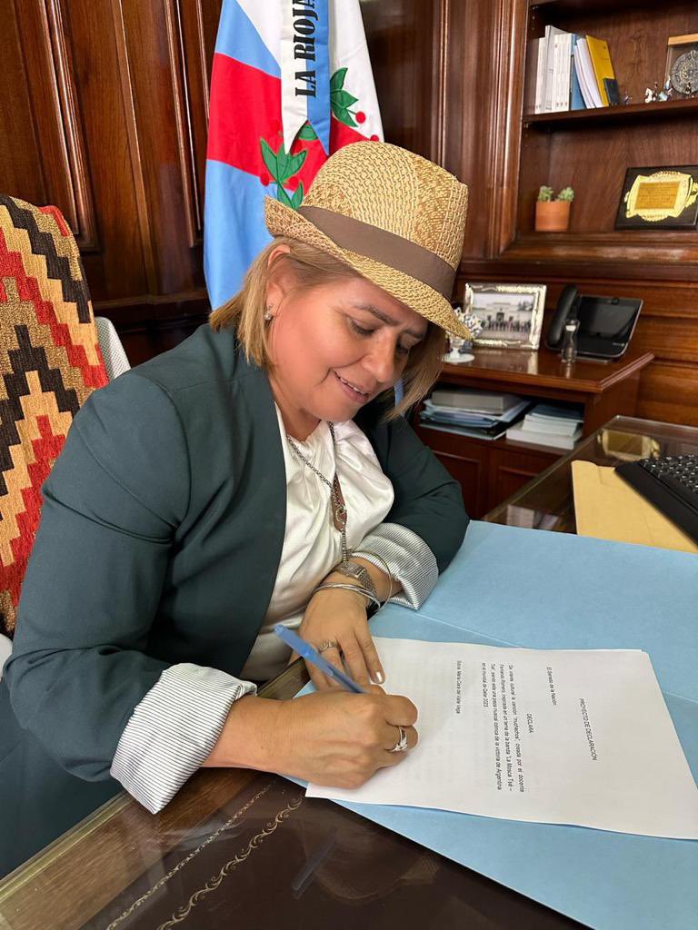 Clara Vega - Senadora Nacional por La Rioja presentó un proyecto de ley para impedir la prescripción de los delitos sexuales contra menores de edad.